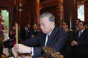 Party chief pays homage to President Ho Chi Minh in Nghe An province