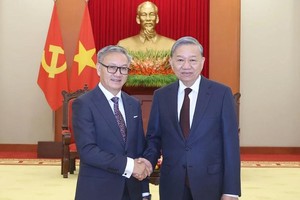 Party chief receives Lao Minister of Foreign Affairs