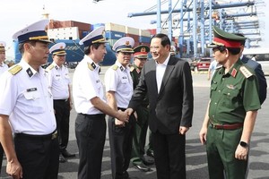 Lao PM visits Tan Cang-Cat Lai terminal