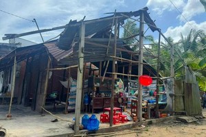 Southwest monsoon winds cause houses to collapse in Mekong Delta 