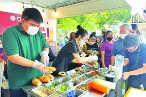Third Vietnam banh mi festival experiencing high visitor turnout