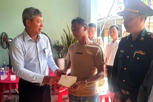 Quang Nam provincial leaders support families of fishermen in distress at sea