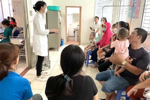 Adult measles cases complicated by development of pneumonia and encephalitis