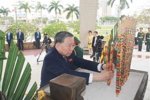 Party chief offers incense to fallen heroes in Da Nang