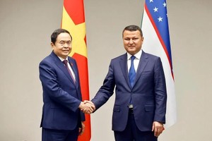 Vietnamese NA Chairman receives Uzbek officials in Tashkent