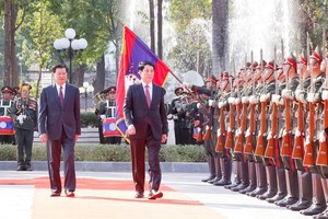 Top Lao leader hosts welcome ceremony for Vietnamese State President