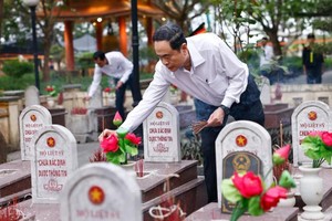 NA Chairman pays tribute to fallen heroes in Quang Tri province
