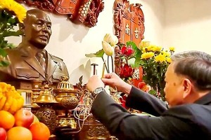 Party chief pays floral tributes to revered military leaders