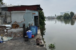 Relocation of houses along and near canals hindered by informal transactions