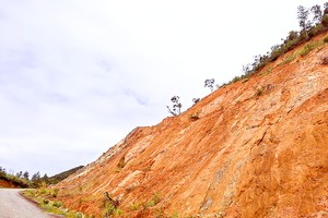 Central Highlands faces landslide risks and dam safety concerns amid heavy rains