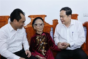 NA Chairman honours fallen war heroes, commends progress in Thai Nguyen