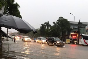 Downpour causes widespread flooding, traffic chaos across Hanoi