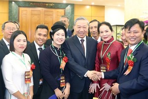 Party leader meets with outstanding farmers, agricultural scientists