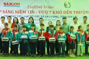 SGGP donates scholarships, warm clothes to students in Gia Lai