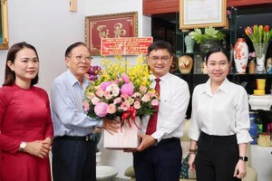 HCMC leader visits families of distinguished educators