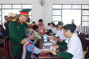 Over 450 border residents in Gia Lai receive free care from military doctors