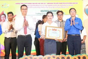 Ho Chi Minh City Youth Union honors 73 outstanding Lao and Cambodian students