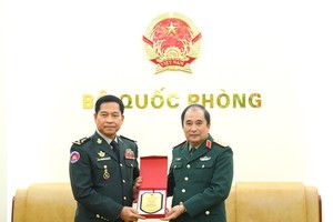 Military official hosts Cambodian chemical weapons authority chief