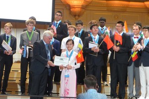 Dinh Thi Huong Thao (in Aodai- Traditional dress of Vietnamese women) is one of Vietnamese students who get the high achievement at the 2016 International Physics Olympiad (Illustrative photo:SGGP)