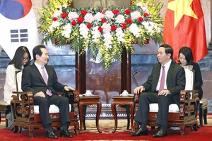 State President of Vietnam Tran Dai Quang (R) talks with Korea’s National Assembly Speaker of Republic of Korea Chung Sye-kyun