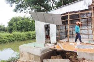   A 80m landslide swallowed six houses into Hau River in Phu Huu commune of An Giang province
