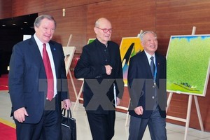 Former Deputy Prime Minister Vu Khoan (R) and other delegates prepare to take part in the Multi-Stakeholder Dialogue on APEC toward 2020 and Beyond (Photo: VNA)