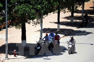 Citizens travel outside under 35 degrees Celsius hot air