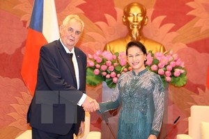 National Assembly Chairwoman Nguyen Thi Kim Ngan (R) and President of the Czech Republic Milos Zeman (Source: VNA)