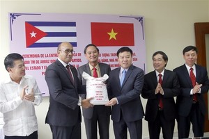 A ceremony was held at the headquarters of the Cuban Ministry of Foreign Trade and Investment (MINCEX) on Monday to mark the delivery of 5,000 tones of Vietnamese rice to Cuba. — Photo daidoanket.vn