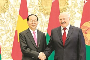 Vietnamese President Tran Dai Quang  poses with Belarusian President Alexander Lukashenko at Independence Palace