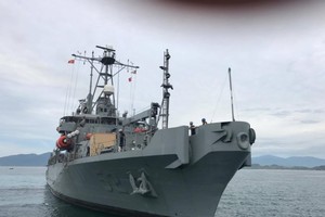 Safeguard-class salvage ship docks at Cam Ranh International Port 