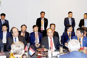 Vietnamese Prime Minister Nguyen Xuan Phuc joins a business roundtable in La Haye capital 