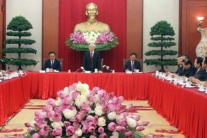 A meeting between General Secretary of the Communist Party of Vietnam Nguyen Phu Trong and new heads of representative offices abroad
