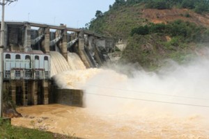 Tuyen Quang Hydropower Plant opens its two doors to ensure reservoir safety.