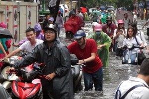 Serious flood in Hanoi after typhoon Talas