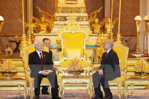Party General Secretary Nguyen Phu Trong (L) holds talks with King Norodom Sihamoni (Source: VNA)