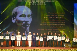 Prime Minister Nguyen Xuan Phuc presents gifts for revolutionary contributors at the event (Source: VGP)