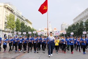 Nearly 200 athletes, head coaches and 5,000 people attend in a walk along Nguyen Hue walking street