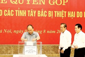 Prime Minister Nguyen Xuan Phuc and deputy prime ministers launch a fund raising ceremony to help flood-affected in the Northwest provinces 