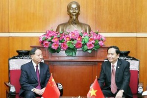 President of the VFF Central Committee Tran Thanh Man (R) receives Yuan Guiren, Vice Chairman of the International Affairs Committee of the Chinese People's Political Consultative Conference. (Source: VNA)