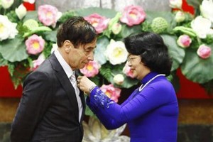 Vice State President of Vietnam Nguyen Thi Ngoc Thinh offers the Friendship Order  to Prof. Odon Vallet.