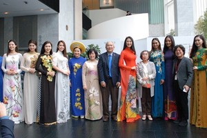 Vietnamese "Ao dai" embroidered with national flowers of ASEAN member states at the show. (Photo: VNA)