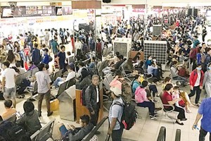  Thousands of people  flock to the Eastern Region Bus Station to come back their hometown.
