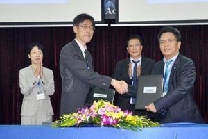 Leaders of VNSC and JAXA co- sign  a cooperation agreement on satellite data share