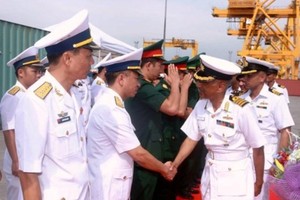 Officers and crew members of two Indian naval ships dock at Hai Phong Port