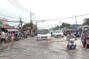 Heavy rain & high flood tide cause flooding and difficult traffic in Ho Chi Minh City