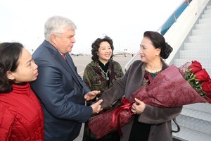 hairwoman of the National Assembly of Vietnam Nguyen Thi Kim Ngan (R) is welcomed at the Astana International Airport (Photo: VNA)
