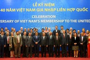 Vietnamese Prime Minister Nguyen Xuan Phuc poses with representative leaders of relevant ministries, departments and agencies and crowded representatives of foreign affairs and organizations of the United Nations