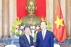 State President of Vietnam Tran Dai Quang (R) and Japanese Economy Minister Toshimitsu Motegi (Photo:VNA)