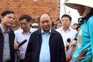 Vietnamese Prime Minister Nguyen Xuan Phuc visits families affected by typgoon Damrey  in Van Ninh district
